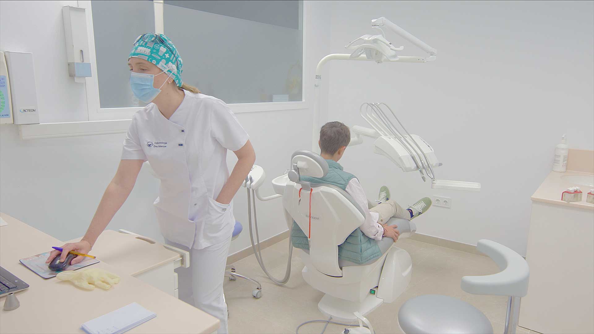 Alicia Marcas atendiendo a un paciente en Clínica Dental VALME